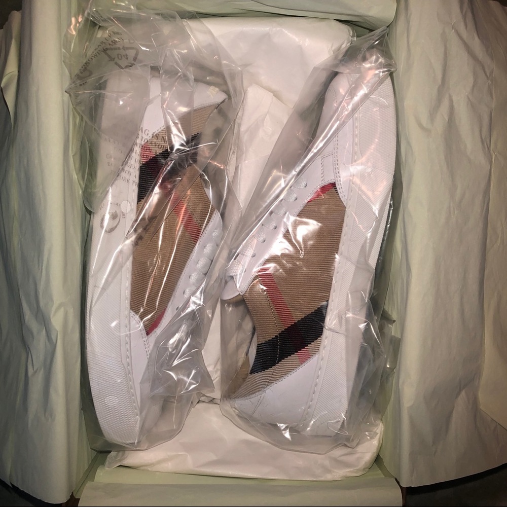Burberry BOTTOM PRICE $490 + tax retail